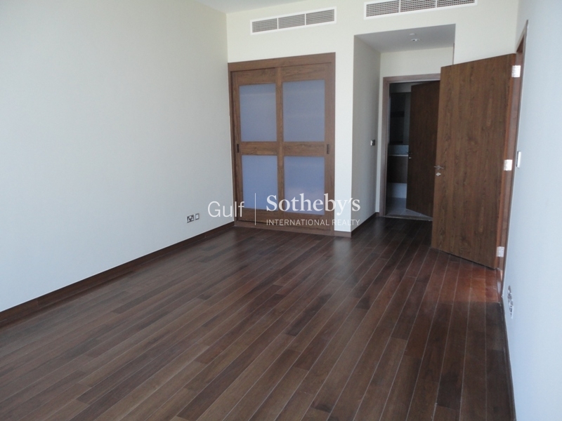 Aed 175,000 Springs 8 Villa. Extended Entrance. Well Maintained Garden. Walking Distance To The Park And Pool. Er R 9657