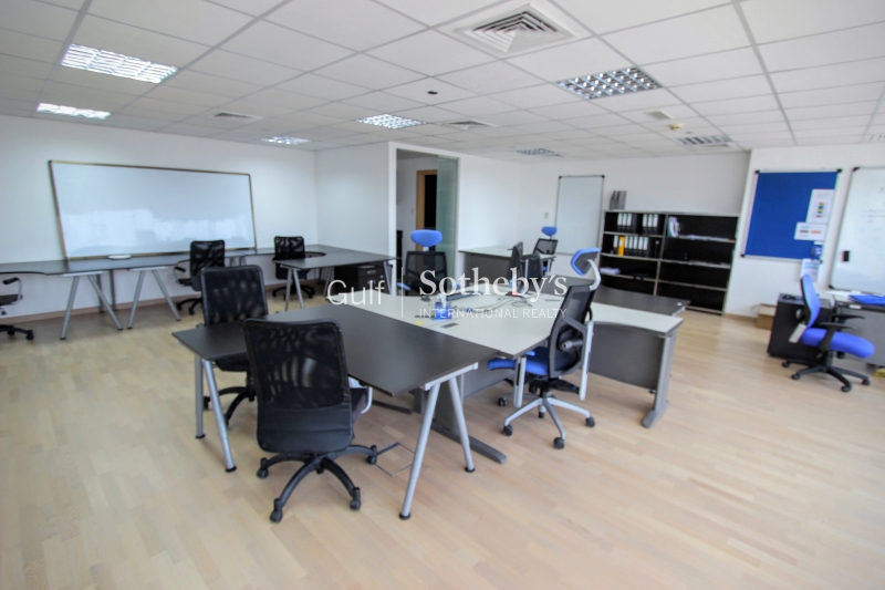Fitted Office In Fortune Tower, Jlt Er R 7156