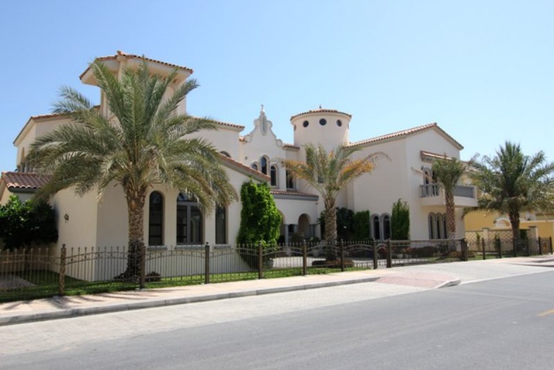 Fully Furnished Signature Villa On Palm Jumeirah. Contact Patrick To Arrange A Viewing Err 6816