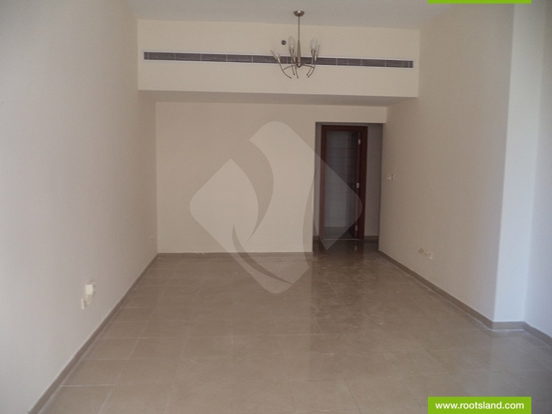 Spacious 2 Bedroom Hall Kitchen With Community & Road View 