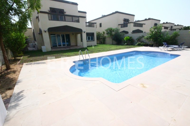 Four Bedrooms Regional Villa With Pool In Jumeirah Park Er R 14654