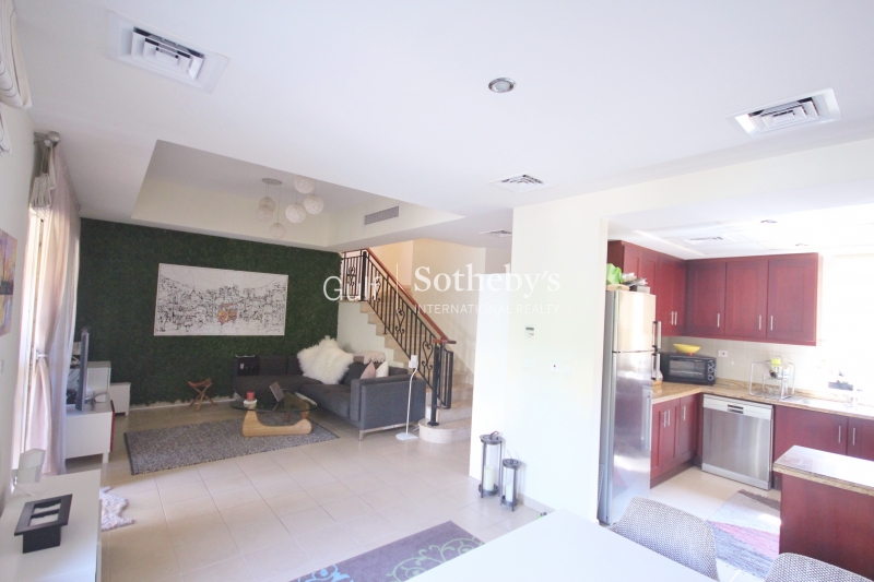 Seconds From The Pool, Homely 2 Bedroom