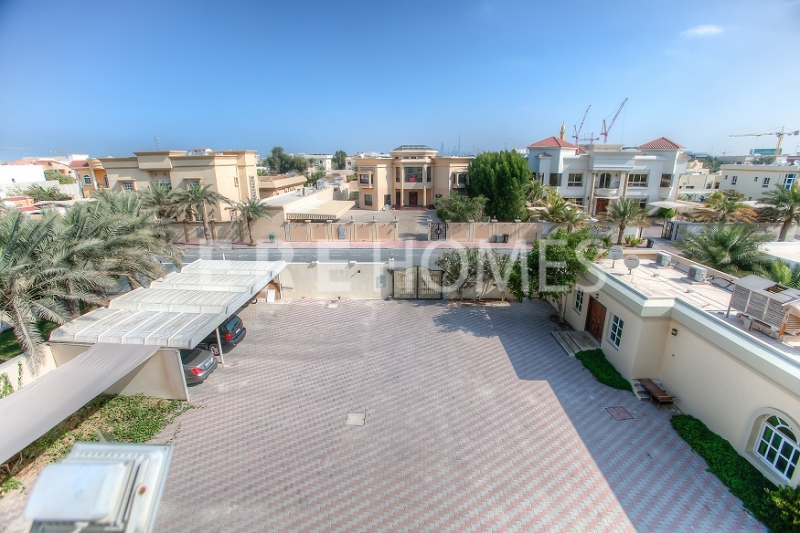 Large Independent 7br In Jumierah 3 