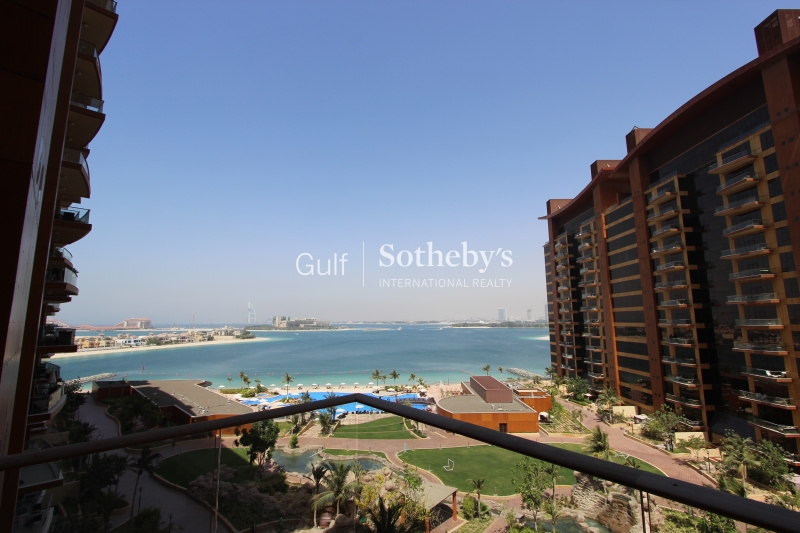 Vacant Sea And Pool View Stunning Unit