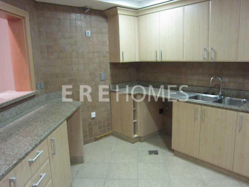 Ere Homes Offer Another Great 2 Bedroom Plus Maid Apartment On The Shoreline Er R 11006