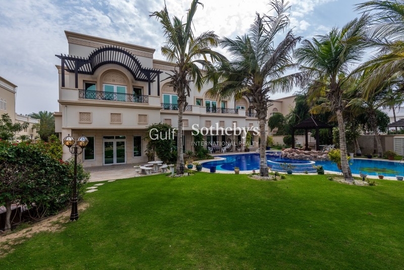 Classical Luxury Mansion In Emirates Hills